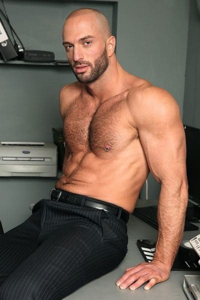 Numéro de téléphone gay, et plaisir sans compromis avec Raphaël, 39 ans